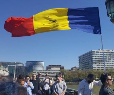 Se întâmplă la Londra. Românii din Regatul Unit s-au adunat pe podul Westminster pentru românca moartă acolo