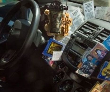 Șofer amendat din cauza iconițelor cu Arsenie Boca pe care le avea pe bord