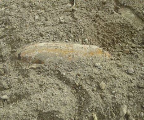 Surpriză „mortală” pentru un tractorist care ara: o bombă de aviație, în greutate de 50 de kilograme, a fost scoasă de plug