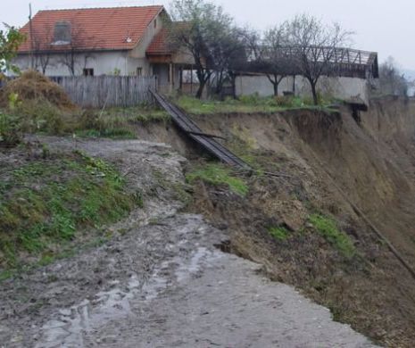 Alunecări de teren în Vâlcea! Ploile au făcut ravagii în județ