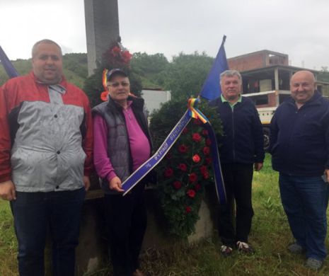 Anonimii care își omagiază Eroii. Îmbrăcați în blugi și fără reflectoare după ei, patru bărbați din Cluj arată cum se cinstesc Eroii