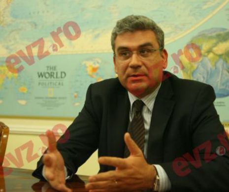 Baconschi îi explică „băbește” lui „Hrebenciuc cum s-a votat la Paris în 2009