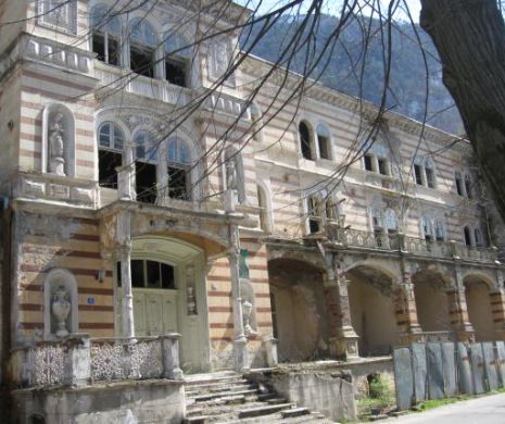 Băile Herculane. Accesul la apa termală îngrădit, clădirile de patrimoniu lăsate în paragină