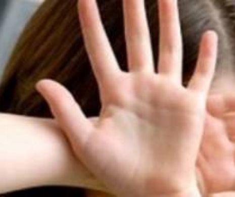 Bărbați acuzați de ȘANTAJ și PORNOGRAFIE INFANTILĂ prinși de polițiști. Racolau fete pe internet