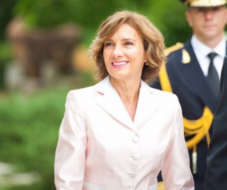 Carmen Iohannis, ironizată. Cine "este cu 5 clase peste ea"? Atac-supriză