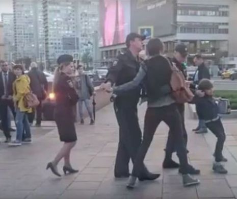 Caz TRAGIC la Moscova. Revoltă împotriva POLIŢIEI pentru arestarea lui Oscar ''micul Shakespeare moscovit"- copilul care recita pe stradă