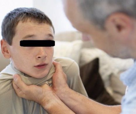COPILUL agresat de mamă are NOROC. Tatăl a fost de acord sa se ocupe PERSONAL de el