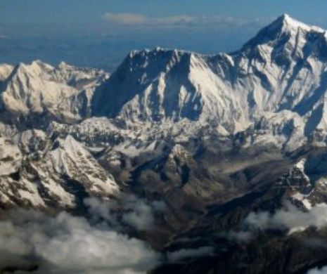 De ce a devenit ESCALADAREA masivului EVEREST mai PERICULOASĂ