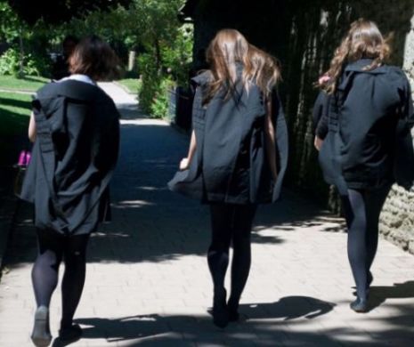 IMBECILITATEA Corectitudinii Politice: Obligat să se SCUZE pentru că a sugerat ca Fetele să poarte ROCHII și Băieții COSTUM