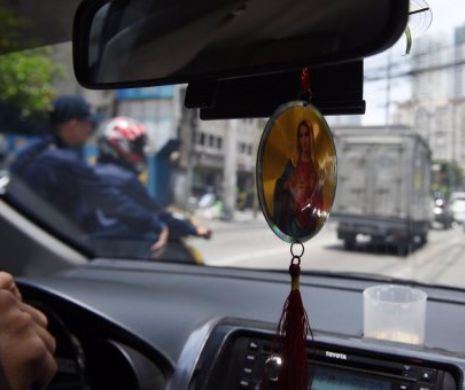 Lovitură pentru credincioși. Autoritățile au interzis rozariile și iconițele în mașini