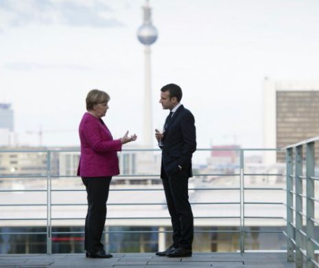 Merkel l-a lăsat pe Macron să-i pupe CONDURUL, dar l-a lăsat și cu BUZELE UMFLATE