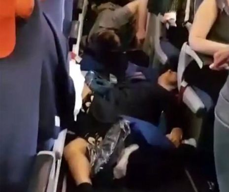 Momente terifiante la bordul unui Boeing. Peste 20 de persoane au coborât pe aeroport pline de sânge. Trei copii au fost implicați în groaznicul incident