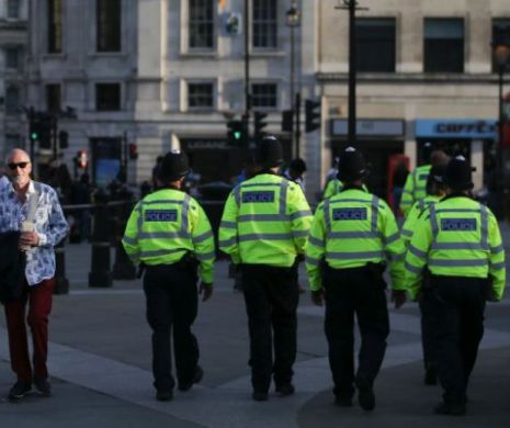 NEWS ALERT. Bărbat cu un CUȚIT, arestat în apropierea Palatului Buckingham