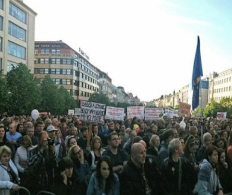 PROTESTE de amploare în CEHIA: Zeci de mii de demonstranţi au ieșit în stradă. Ce cer manifestanții
