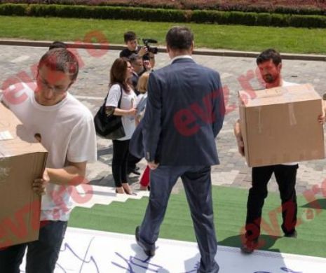 Relaţiile dintre homosexuali, butoiul cu pulbere al toamnei