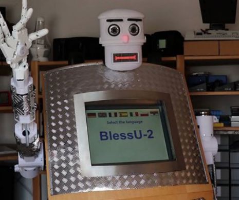 S-a lansat ultima tehnologie care te pune în legătură cu Dumnezeu. El este robotul care te binecuvântează în cinci limbi