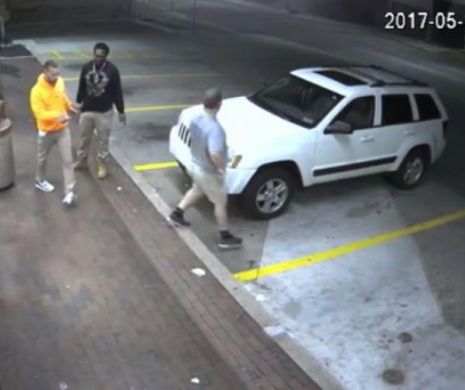 Se poate mai JOSNIC de atât?! Un tânăr își bate joc de un bărbat cu dizabilități și-l lovește. Scena ȘOCANTĂ a devenit virală pe internet - VIDEO