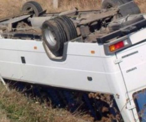 ȘOFERUL microbuzului răsturnat a DECEDAT