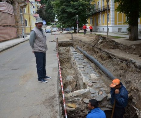 Trotuar de sticlă la Herculane, în zona pietonală. Dedesubt se vor vedea băile romane din vremea lui Antoninus Pius