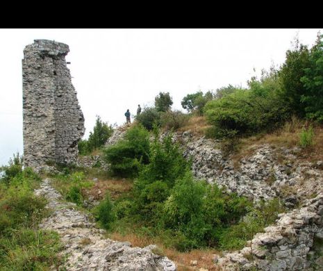 Cetatea lui Sigismund de Luxemburg, de la Coronini, refăcută cu bani europeni