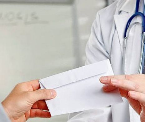 DECIZIE FULMINANTĂ! Medicii angajaţi în spitalele NU MAI AU VOIE voie să primească bani de la pacienți