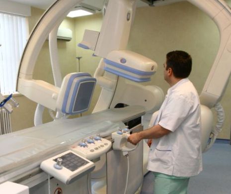 Doi doctori din Craiova sub control judiciar pentru mită