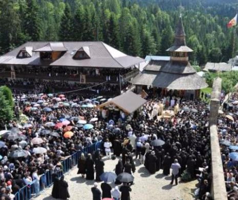 RĂZBOI POLITICO-RELIGIOS stârnit de o SEMNĂTURĂ a președintelui Iohannis. DECORAȚIA, Iustin Pârvu și Institutul „Ellie Wiesel”
