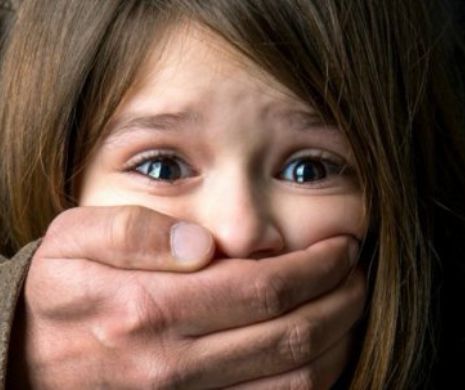 Un PEDOFIL din IAŞI a fost BĂTUT chiar de tatăl unor COPII pe care încerca să-i ademenească
