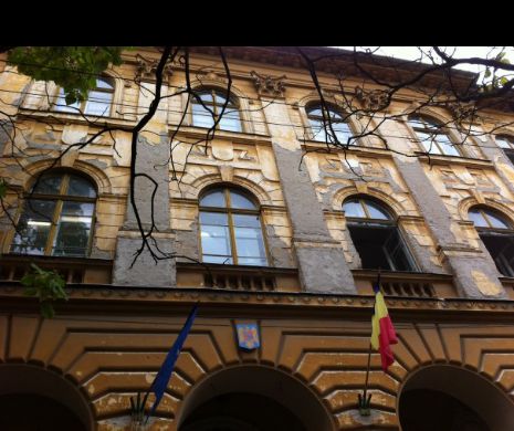ABERAȚIE. Vrei la liceu? Trebuie să aduci 50 de coli de hârtie