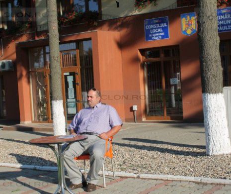 Acordă AUDIENŢE în stradă! Viceprimarul şi-a găsit biroul OCUPAT când s-a întors din concediu