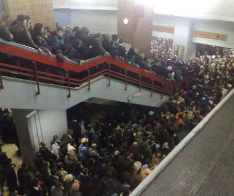 Agitaţie şi îmbulzeală la metrou. S-a închis un important punct de acces din centrul capitalei