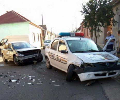 BIHOR. A lovit o maşină de POLIŢIE şi a băgat doi poliţişti în spital