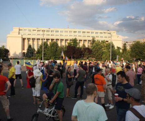 A treia zi de proteste în Piața Victoriei. La unison cu Europa. La noi, pașnice