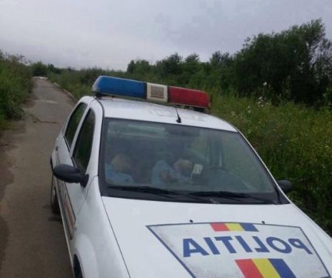 Doi poliţişti au fost surprinşi într-o ipostază ruşinoasă