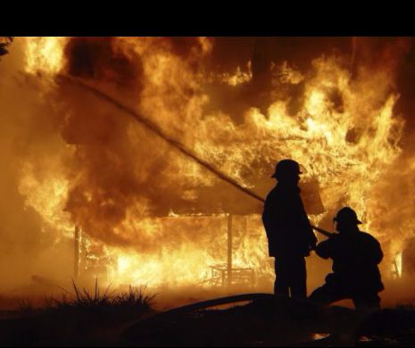 INCENDIU DE PROPORȚII în Galați! O hală a ARS ÎN ÎNTREGIME