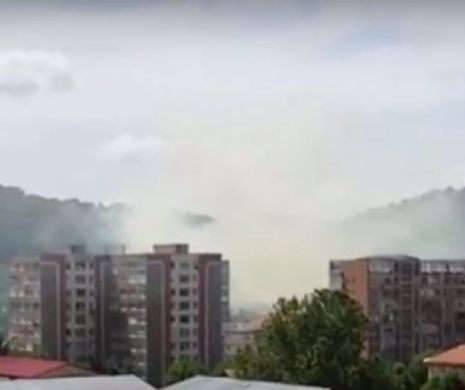 Incendiu VIOLENT la un depozit. FUMUL a cuprins un CARTIER întreg - VIDEO