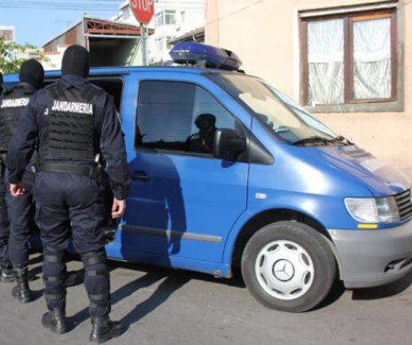 Mascații au descins la locuința unui temut INTERLOP! Oamenii legii l-au căutat pe fiul său