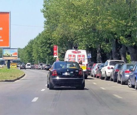 Părinți iresponsabili, la Mamaia. Își plimbau fetița aplecată în afara mașinii