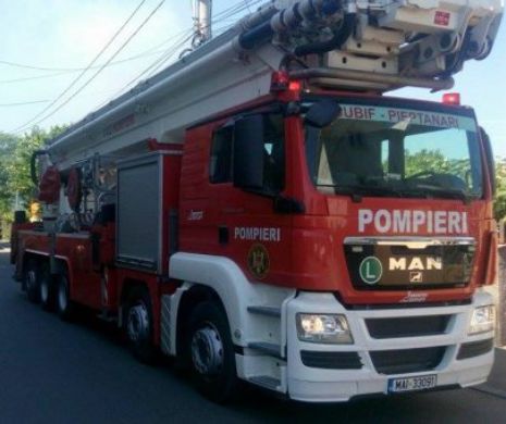 Persoane INTOXICATE în urma unui INCENDIU la o FABRICĂ