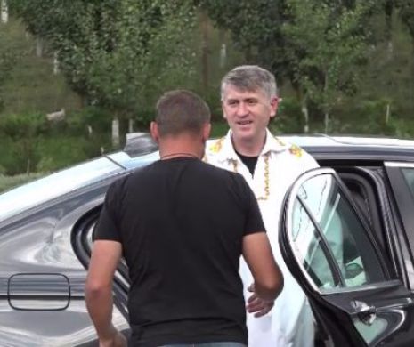 Preotul Pomohaci GLUMEȘTE pe seama acuzațiilor ce i se aduc. COADĂ de OAMENI la MÂNA lui