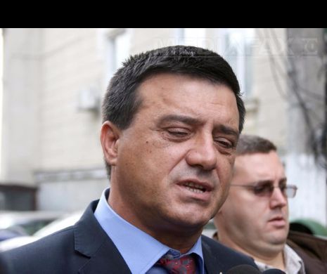 Președintele executiv al PSD, Niculae Bădălau, și ministrul Apărării, Adrian Țuțuianu, SCAPĂ de DNA