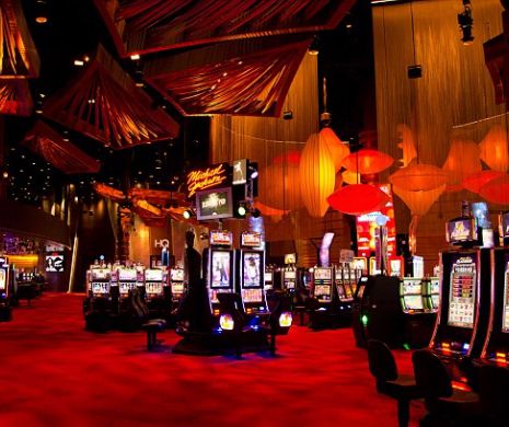 Scene de GROAZĂ într-un CASINO. Un interlop a ÎNJUNGHIAT un cîntăreț de manele