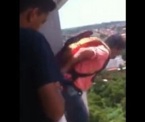 Un bărbat s-a aruncat de la balcon, cu o parașută cumparată de pe net! Ce s-a întâmplat - VIDEO