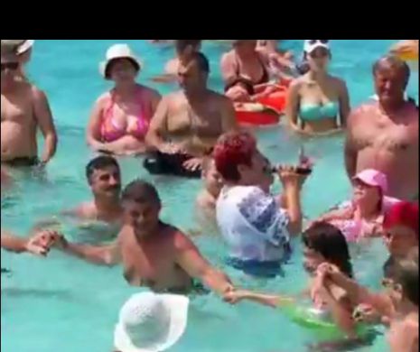 Un hotel din România a inventat o grozăvie cu care să atragă turiștii: Hora în apă, cu artist cu tot! - VIDEO
