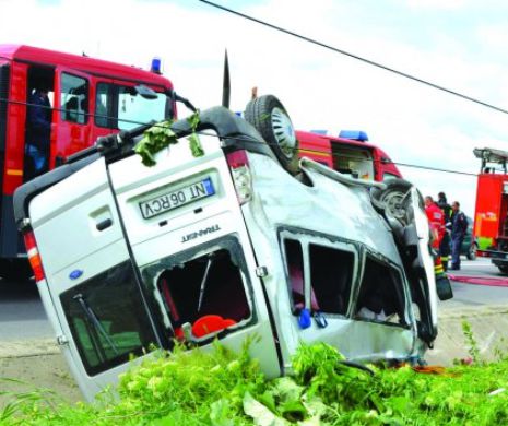 Un microbuz de persoane s-a răsturnat pe DN 14. Circulația este blocată
