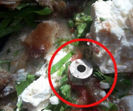 VASLUI. Salată grecească cu piuliţă din inox la cârciumă