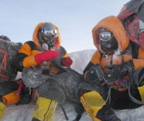 Doi POLIȚIȘTI au fost demiși, după ce au MINȚIT că au urcat pe EVEREST