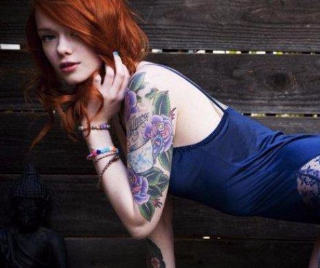 Este ROȘCATĂ, FOCOASĂ și TATUATĂ. Julie Kennedy face SENZAȚIE pe INTERNET. Foto