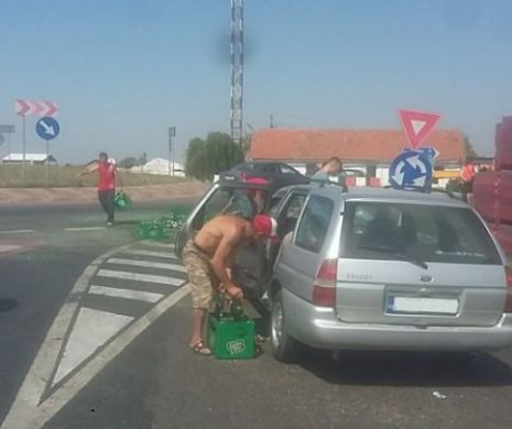 Gest incredibil. șoferii s-au oprit să fure bere din tirul răsturnat
