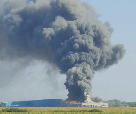 Imagini teribile cu incendiul care a cuprins o hală Saab, lângă Timișoara